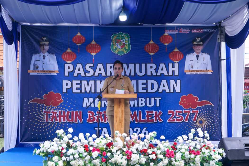 BUKA: Wali Kota Medan Rico Tri Putra Bayu Wass, saat membuka pasar murah Imlek di Lapangan Barasokai, Jalan Rahmadsyah Medan.