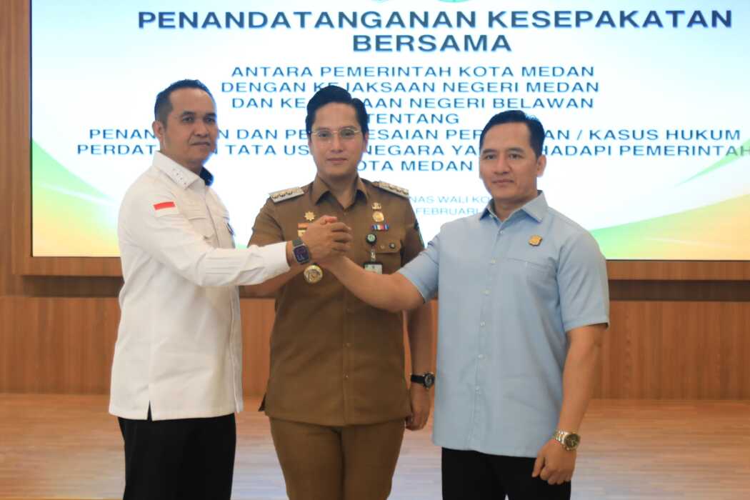 FOTO BERSAMA: Wali Kota Medan Rico Tri Putra Bayu Wass, foto bersama Kepala Kejaksaan Negeri Medan Ridwan Sujana Angsar dan Kepala Kejaksaan Negeri Belawan Yusuf Darmaputra.