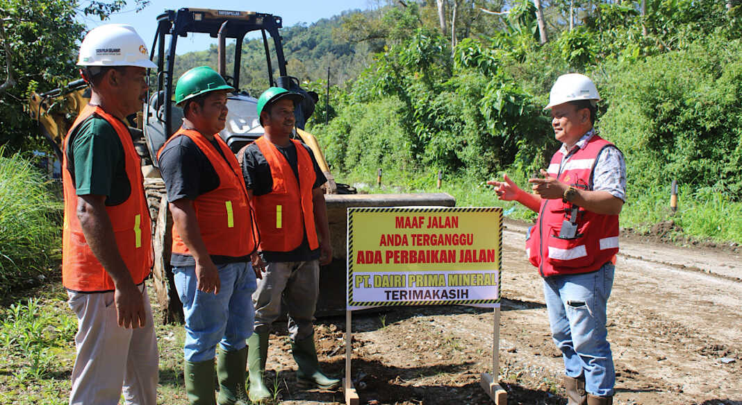 PERBAIKI JALAN: PT DPM bekerja sama dengan pemerintah desa dan masyarakat melakukan perbaikan jalan utama desa di sekitar wilayah tambang.