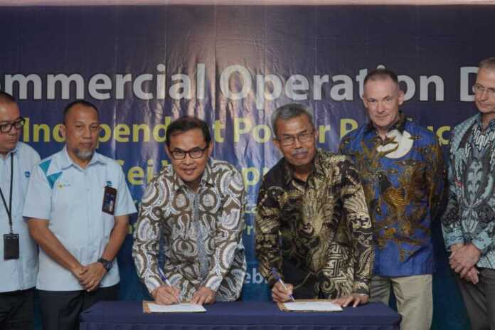 PENANDATANGANAN: GM UID Sumut Mundhakir (tiga dari kiri) dan Nelson Sihotang (4 dari kiri) saat melakukan Penandatangan Berita Acara Commercial Operation Date IPP PLTM Sei Wampu 1 (2 x 4,5 MW).