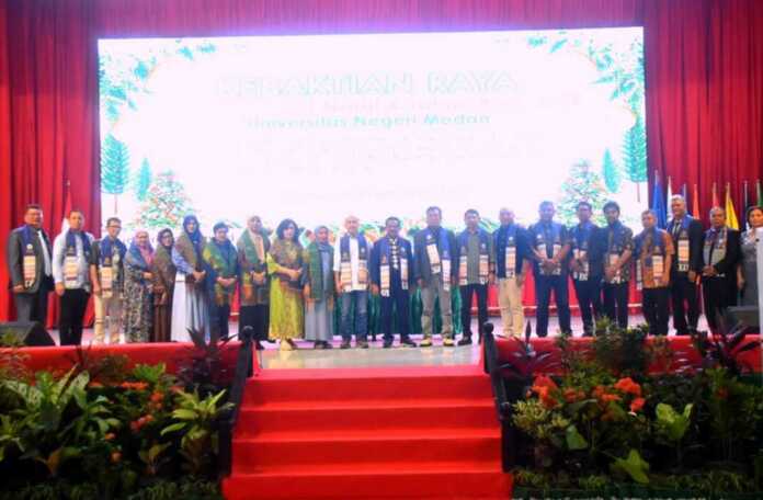 Civitas Universitas Negeri Medan diabadikan di sela kegiatan Kebaktian Raya Ucapan Syukur Natal dan Tahun Baru 2026 penuh hikmat di Gedung Auditorium Unimed, Jumat (6/2/2026).