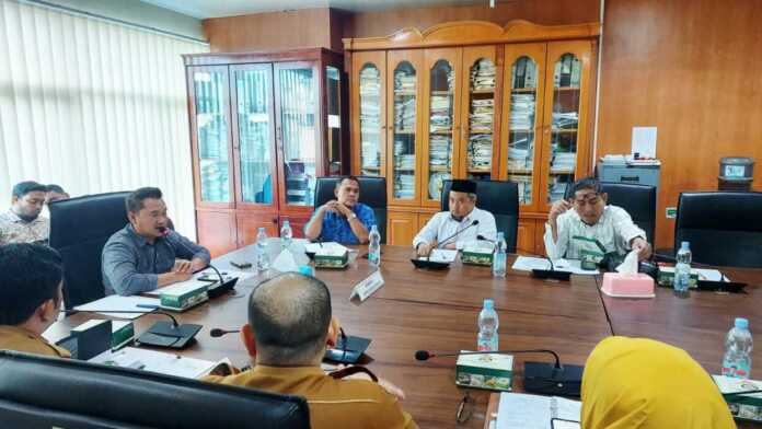 RAPAT: Komisi I DPRD Medan menggelar RDP bersama Ispektorat dan bagian hukum Pemko Medan di gedung DPRD Medan, Senin (9/2/2026).