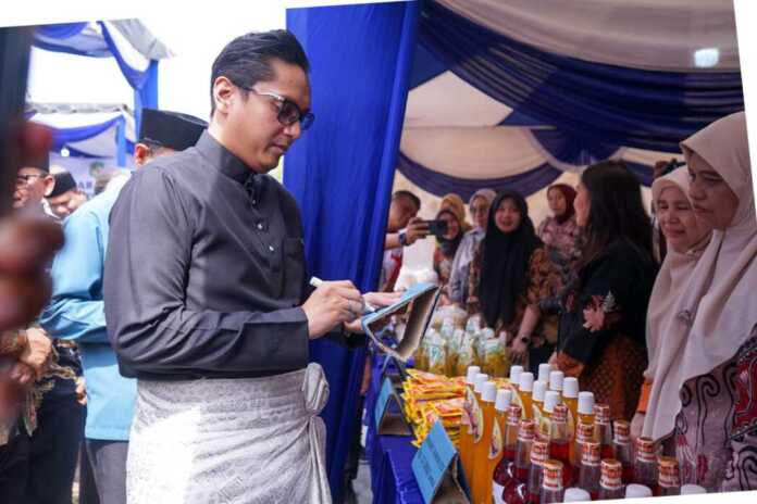 PASAR MURAH: Wali Kota Medan Rico Tri Putra Bayu Wass, menyapa pedagang usai membuka Pasar Murah di Medan Labuhan.