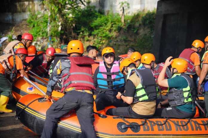 SUSUR SUNGAI: Wali Kota Medan Rico Tri Putra Bayu Wass menaiki perahu karet untuk susur sungai Babura.