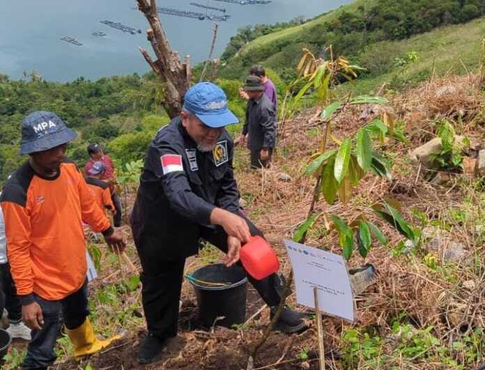 Anggota DPD RI KH Muhammad Nuh menanam pohon di pinggiran Danau Toba, tepatnya di Lombang Nabagas, Desa Huta Ginjang, Kecamatan Sianjur Mula-mula, Kabupaten Samosir, Senin (16/2/2026).