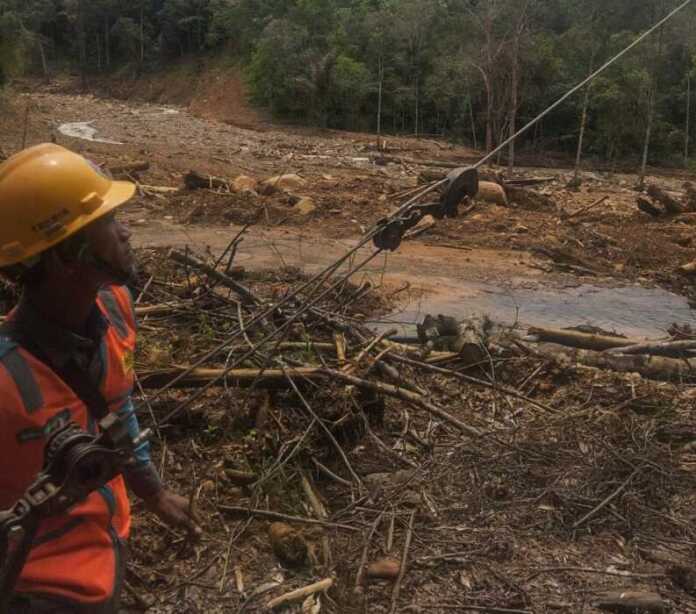 Petugas PLN saat melakukan penarikan jaringan menggunakan katrol di kec Tapian Nauli, Tapteng
