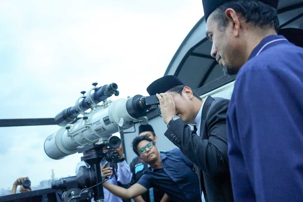 Wali Kota Medan Rico Tri Putra Bayu Wass saat mantau hilal.