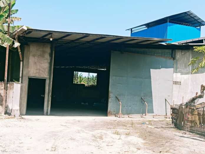 Kilang padi yang berlokasi di Jalan Medan–Tebing Tinggi No.16–46, Desa Suka Damai, Kecamatan Sei Bamban, diduga sebagai tempat penyimpanan stok gabah milik PT BPJ.