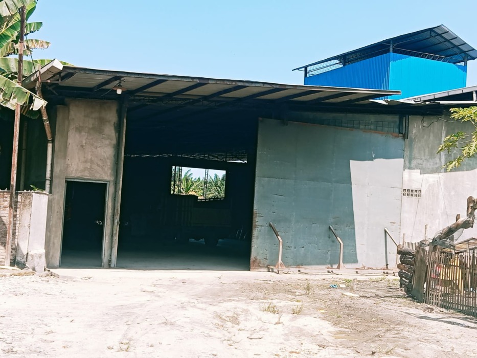 Kilang padi yang berlokasi di Jalan Medan–Tebing Tinggi No.16–46, Desa Suka Damai, Kecamatan Sei Bamban, diduga sebagai tempat penyimpanan stok gabah milik PT BPJ.