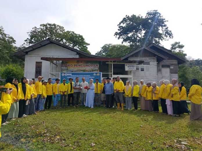 PROGRAM: Dosen dan Mahasiswa Institut Kesehatan Deli Husada menjalankan Program Pemberdayaan Masyarakat di Dusun Telusung Desa Pers Rigeb Kecamatan Dabun Gelang Kabupaten Gayo Lues, Aceh, kemarin.