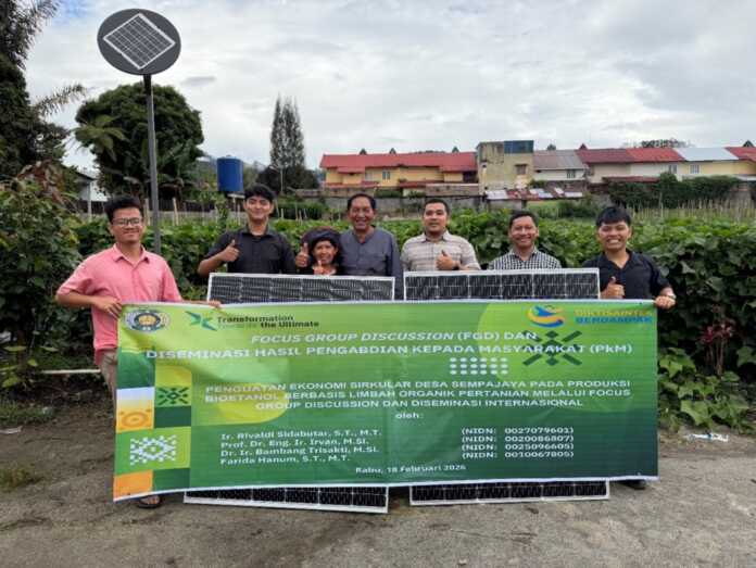 Tim dosen dan mahasiswa Fakultas Teknik USU bersama Kepala Desa Sempajaya berfoto bersama usai pelaksanaan Focus Group Discussion (FGD) dan diseminasi hasil Pengabdian kepada Masyarakat (PkM) terkait penguatan ekonomi sirkular melalui inovasi unit distilasi berbasis energi surya di Desa Sempajaya, Kecamatan Berastagi, Kabupaten Karo.