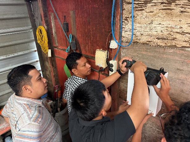 Proses perakitan dan pemasangan panel surya fotovoltaik beserta sistem penyimpanan daya yang dilakukan oleh tim dosen dan mahasiswa Fakultas Teknik USU di Desa Sempajaya, Kecamatan Berastagi, Kabupaten Karo.