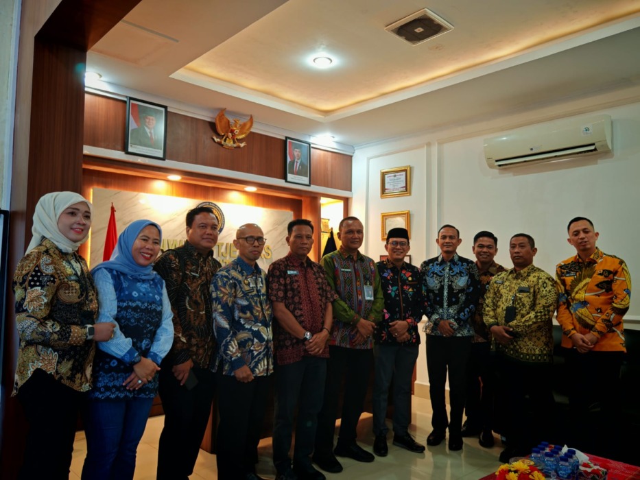 Anggota Komite I DPD RI Pdt Penrad Siagianm (kelima dari kanan), melakukan pertemuan dengan Kepala Kantor Wilayah Direktorat Jenderal Pemasyarakatan Sumut Yudi Suseno di kawasan Tanjung Gusta, Jumat, 20 Februari 2026.