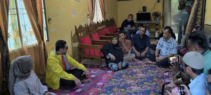 KUNJUNGI: Anggota DPR RI, Ahmad Doli Kurnia (dua dari kiri) saat mengunjungi kediaman Badriah (tiga dari kiri) di Jalan Tengku Umar, Kelurahan Nangka, Binjai Utara.(Teddy Akbari/Sumut Pos)