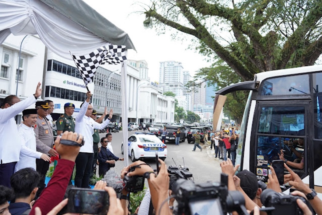 LEPAS: Wali Kota Medan Rico Tri Putra Bayu Waas, melepas penumpang Mudik Gratis Bareng Pemko Medan di Jalan Pulau Pinang, Kecamatan Medan Barat, tahun lalu. Tahun ini Pemko Medan menyediakan kuota tiket untuk 4.000 penumpang.