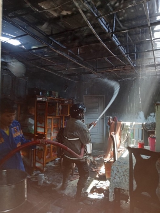 TERBAKAR: Rumah warga di Desa Tanjung Beringin, Kecamatan Sumbul, Dairi terbakar, Minggu (1/3).(SUMUT POS/istimewa)