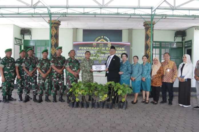 DIABADIKAN: Bupati Dairi Ir Vickner Sinaga dan Dandim 0206 Letkol CZI Nanang Sujarwanto, diabadikan usai serahterima bibit kemiri, Jumat (26/2).RUDY SITANGGaNG/SUMUT POS.