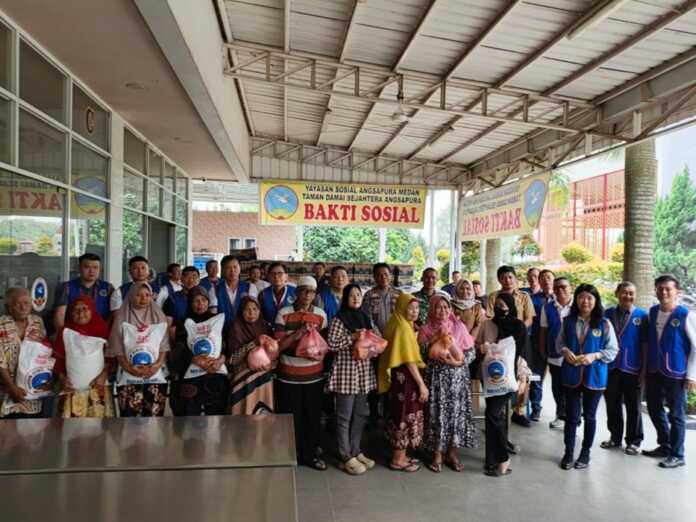 BAKSOS: Ketum Angsapura Fuad Halimoen dan jajarannya diabadikan bersama Muspika Tanjung Morawa, saat melakukan kegiatan baksos dengan membagikan paket sembako Idulfitri bagi warga di Desa Tamora B dan sekitarnya, Selasa (10/10/2026).