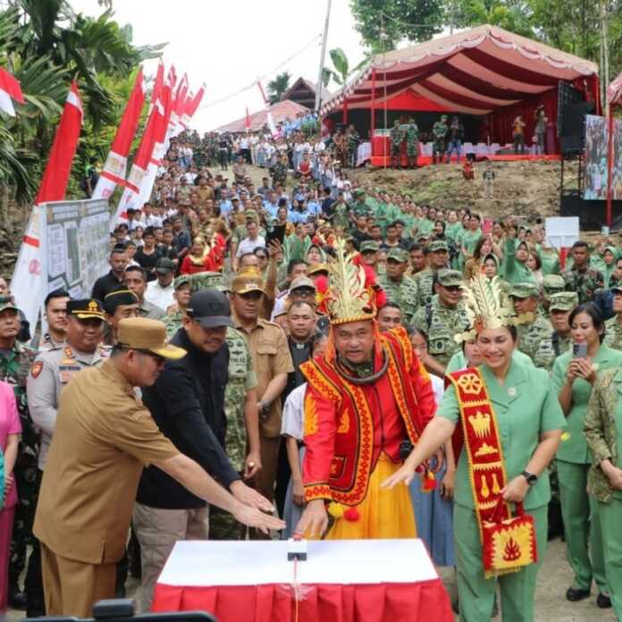 RESMIKAN: Kasad Maruli Simanjuntak didampingi istri tercinta bersama Gubernur Sumut dan Bupati Nias Selatan saat meresmikan jembatan Bailey, Nisel, Selasa (10/3). //Foto : Eriusman Duha