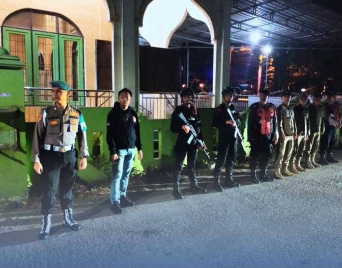 PATROLI: Personel Satbrimob Polda Sumut saat melaksanakan Patroli Asmara Subuh, di Tebingtinggi. Istimewa/Sumut Pos