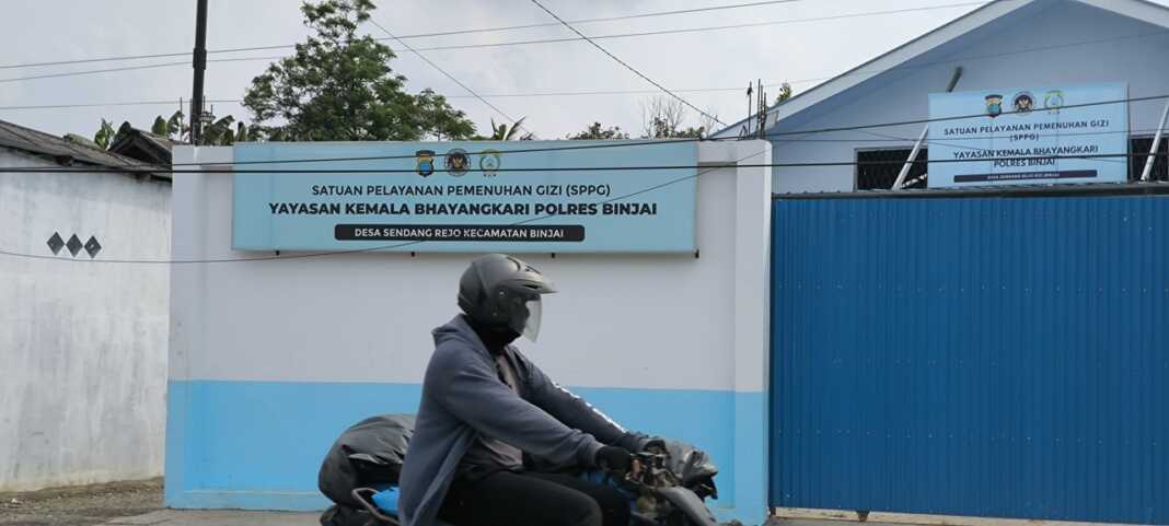 DAPUR MBG: Pengendara saat melintas di depan dapur MBG milik Yayasan Kemala Bhayangkari Polres Binjai di Desa Sendang Rejo, Kecamatan Binjai, Langkat.(Teddy Akbari/Sumut Pos)