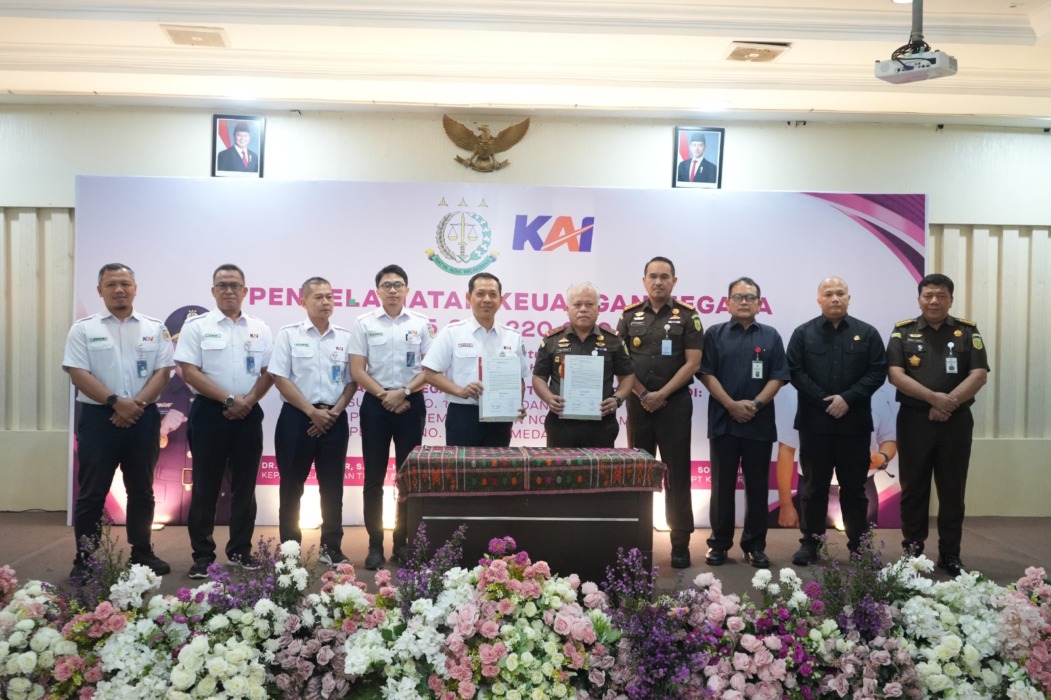 PENYERAHKAN ASET: Kepala Kejaksaan Tinggi Sumut Harli Siregar, bersama Kepala Kejaksaan Negeri Medan Ridwan Sujana Angsar, menyerahkan aset kepada Vice President KAI Divre I Sumatera Utara Sofan Hidayah di Kantor Kejaksaan Negeri Medan, Selasa (10/3/2026).