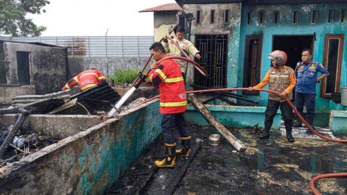 EVAKUASI: Warga saat mengevakuasi korban kebakaran di Dusun I, Desa Rugemuk, Kecamatan Pantailabu, Kabupaten Deliserdang, Selasa (10/3).