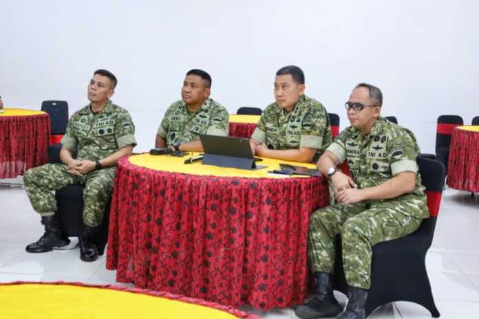 VIDCOM: Pangdam I/BB, Mayjen TNI Hendy Antariksa saat mengikuti Vidcon Launching 218 Jembatan Garuda, di Bandara Binaka Gunungsitoli, Senin (9/3). (Istimewa/Sumut Pos)