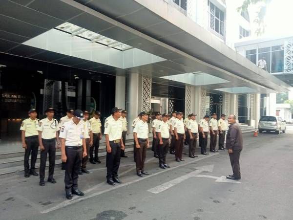 APEL: Petugas keamanan (security) sedang apel di Gedung DPRD Sumatera Utara.