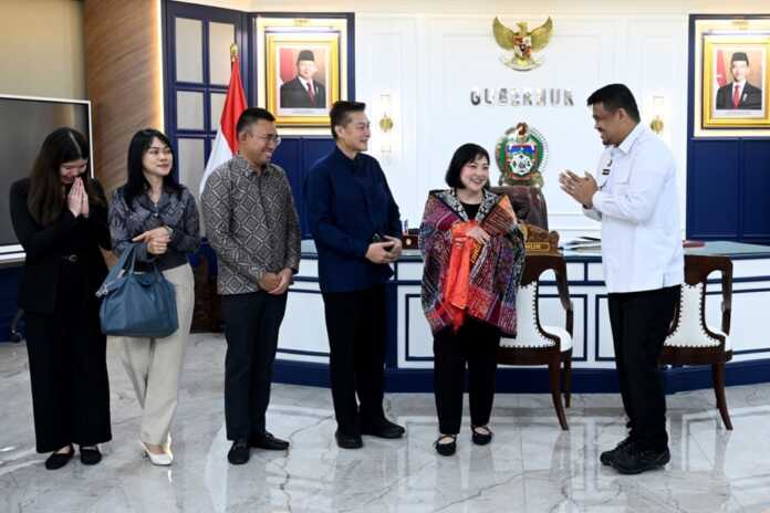KUNJUNGAN: Gubsu Muhammad Bobby Afif Nasution menerima kujungan kehormatan Wakil Kepala Misi Keduan Besar Kerajaan Thailand (Charge D'affires Royal Thai Embassy)  Mrs. Hathaichanok Riddhagni Frumau beserta rombongan di ruang kerja Gubernur lantai 10 Kantor Gubernur Sumut, Jalan Diponegoro 30, Medan, Rabu (11/3/2026).
