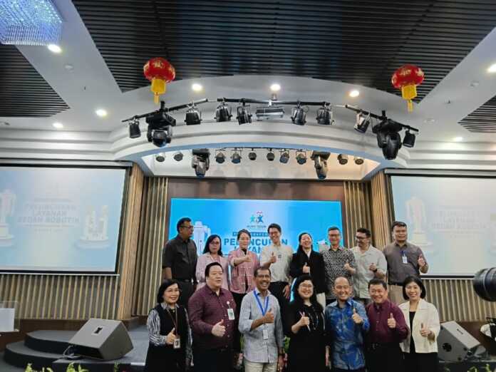 FOTO BERSAMA: Presiden Direktur PT Murni Sadar Tbk Dr dr Mutiara, MHA, MKT, Direktur MTMH dr Tuan Juniar Situmorang, MKes, Direktur Riset dan Teknologi PT Murni Sadar Tbk Dr Sharon Hanmy Angel, MRes, MPM, MARS, Direktur Operasional PT Murni Sadar Tbk dr Jong Khai, MARS, FISQua, Wakil Direktur Pelayanan dan Keperawatan dr Bangbang Buhari, MKM,  dr Jeff Loren, MKed (Surg), SpOT, dr Nora, SpB, dan lainnya, foto bersama saat peluncuran teknologi Robotic Surgery di Auditorium Lantai 8 MTMH, Selasa (10/3/2026).