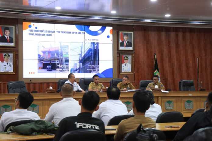 PENATAAN: Rapat rencana penataan kabel dan jaringan utilitas udara menjadi tanam bawah tanah.(Diskominfo Binjai/Sumut Pos)