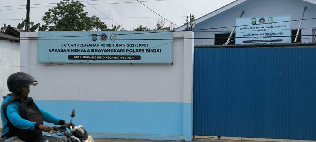 AKTIF KEMBALI: Pengendara saat melintas di depan SPPG Yayasan Polres Binjai. Saat ini, BGN kembali mengaktifkan operasional dapur Makan Bergizi Gratis (MBG) yang berada di bawah naungan Polres Binjai.(Teddy Akbari/Sumut Pos)