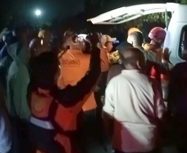 EVAKUASI: Jasad Feri Immanuel Sinaga (12) korban hanyut di sungai Lae Simbelin di Desa Bakal Gajah, Kecamatan Silima Pungga-Pungga, ditemukan meninggal, Rabu (11/3).(dok.Camat Silima Pungga-Pungga/SUMUT POS).