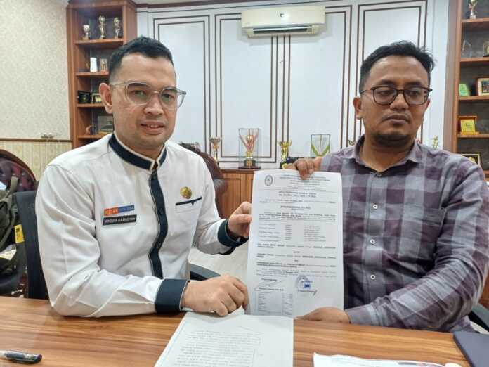 PENDAFTRAN: Dirut PUD Pasar Kota Medan Anggia Ramadhan (kiri) didampingi kuasa hukum PUD Pasar Kota Medan, Munawar Sadzali (kanan) menunjukkan berkas pendaftaran PK.(Markus Pasaribu/Sumut Pos)