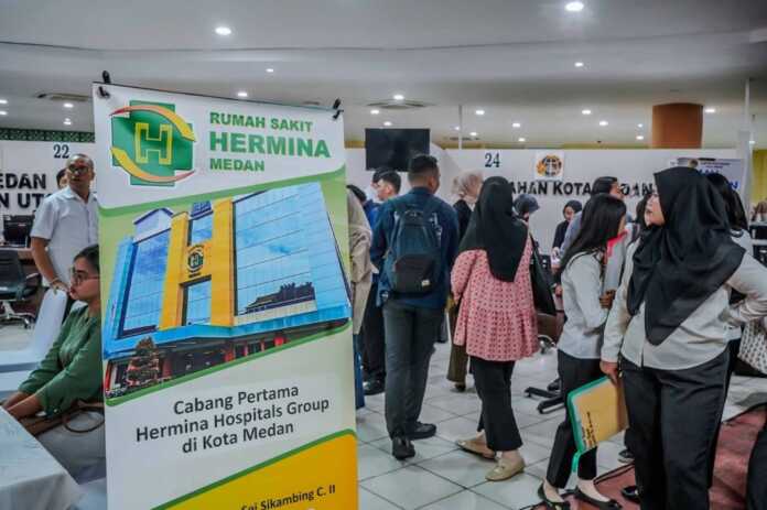 MENCARI KERJA: Para pencari kerja saat mengunjungi Mal Pelayanan Publik (MPP) di Jalan Iskandar Muda, Medan Baru, untuk mengikuti program Rabu Walk In Interview.