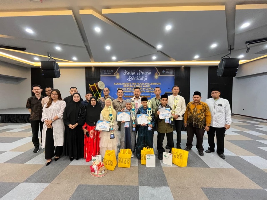 FOTO BERSAMA: Manajemen The Plaza Millennium foto bersama dengan para pemenang  Pildacil 14 The Plaza Millennium. (Foto : dok The Plaza Millennium)