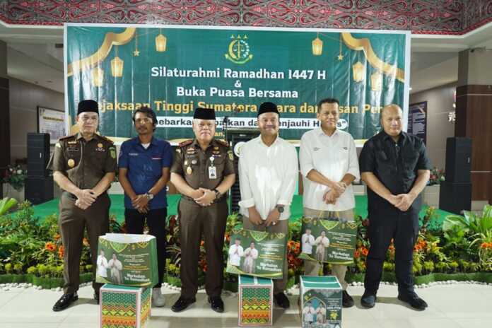 BINGKISAN: Kajati Sumut Harli Siregar memberikan bingkisan kepada perwakilan wartawan pada acara buka puasa bersama di Kejati Sumut, Rabu (11/3/2026).