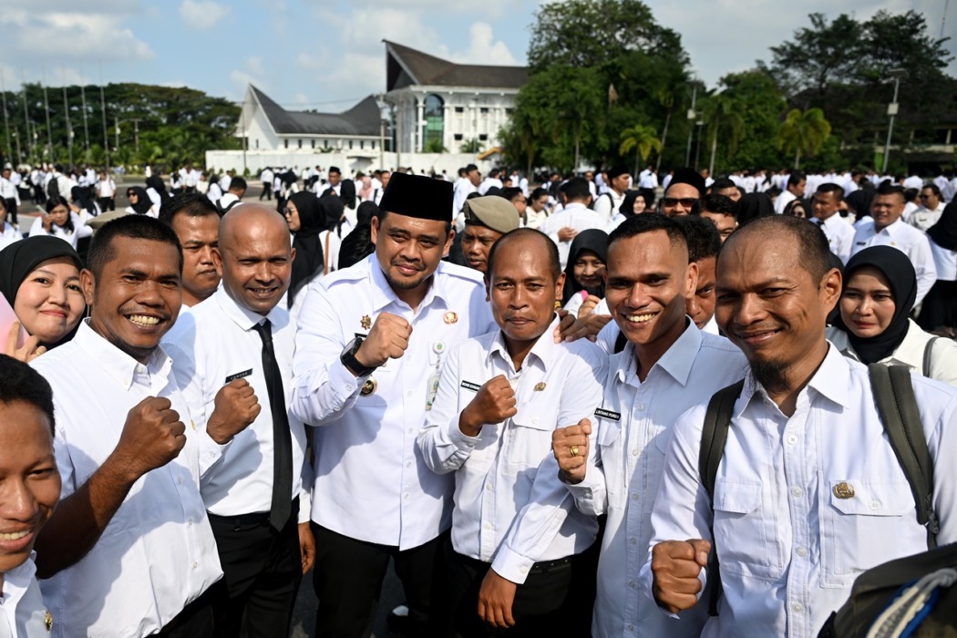 FOTO BERSAMA: Gubus Muhammad Bobby Afif Nasution, foto bersama usai memberikan THR kepada PPPK Paruh Waktu, tenaga pendidik PPPK Paruh Waktu, serta GTT.