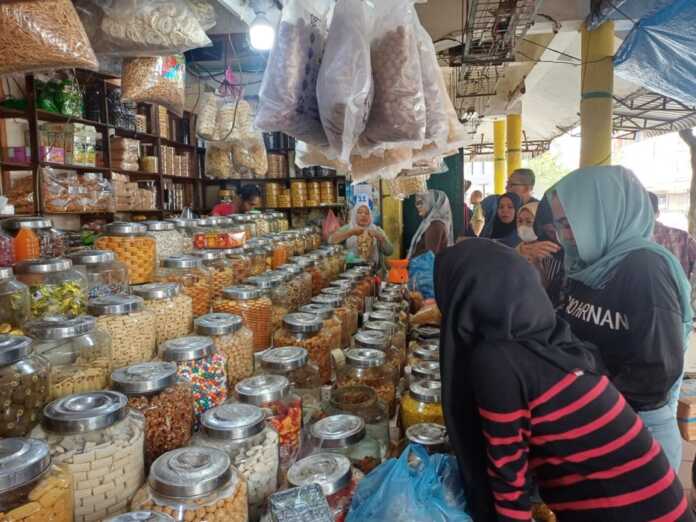 DISERBU PEMBELI: Salah satu kios pedagang kue kering di lantas dasar Pasar Petisah, diserbu pembeli.(Markus Pasaribu/Sumut Pos)