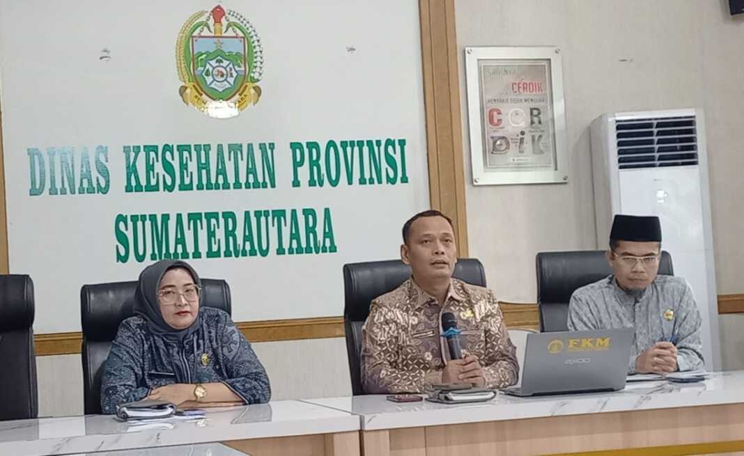 KETERANGAN: Sekretaris Dinas Kesehatan Sumut Hamid Rijal Lubis, SKM, Mkes (tengah), didampingi Kabid Yankes Dinkes Sumut dr Silvi Agustina Hasibuan dan Kepala Seksi Pelayanan Kesehatan Primer Dinkes Sumut Riswandi Koto, memberikan keterangan pers.