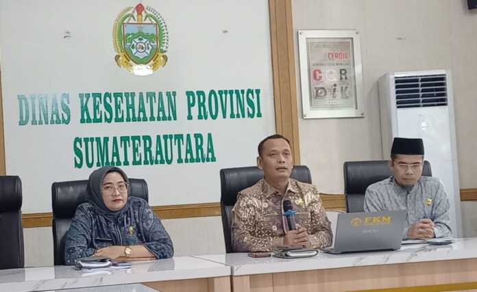 KETERANGAN: Sekretaris Dinas Kesehatan Sumut Hamid Rijal Lubis, SKM, Mkes (tengah), didampingi Kabid Yankes Dinkes Sumut dr Silvi Agustina Hasibuan dan Kepala Seksi Pelayanan Kesehatan Primer Dinkes Sumut Riswandi Koto, memberikan keterangan pers.