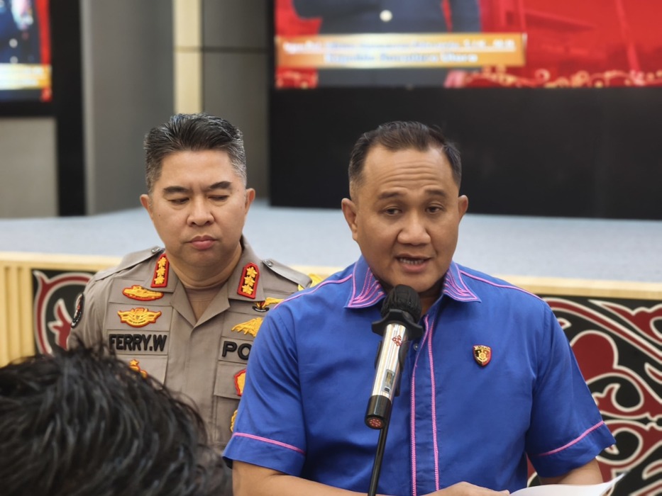 DAMPINGI: Direskrimsus Polda Sumut, Kombes Pol Rahmad Budi Handoko didampingi Kabid Humas Polda Sumut, Kombes Pol Ferry Walintukan. Istimewa/Sumut Pos