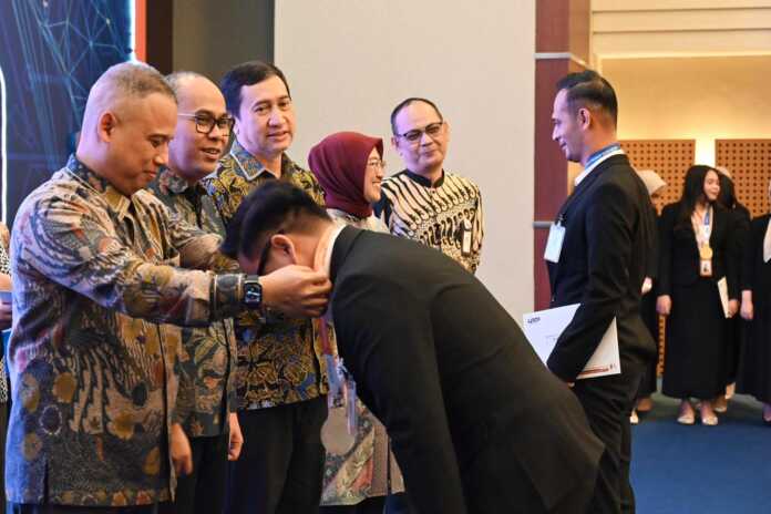 KELULUSAN: Direktur Utama PT Bank Sumut Heru Mardiansyah saat acara kelulusan 30 peserta Officer Development Program (ODP). Foto: Istimewa.