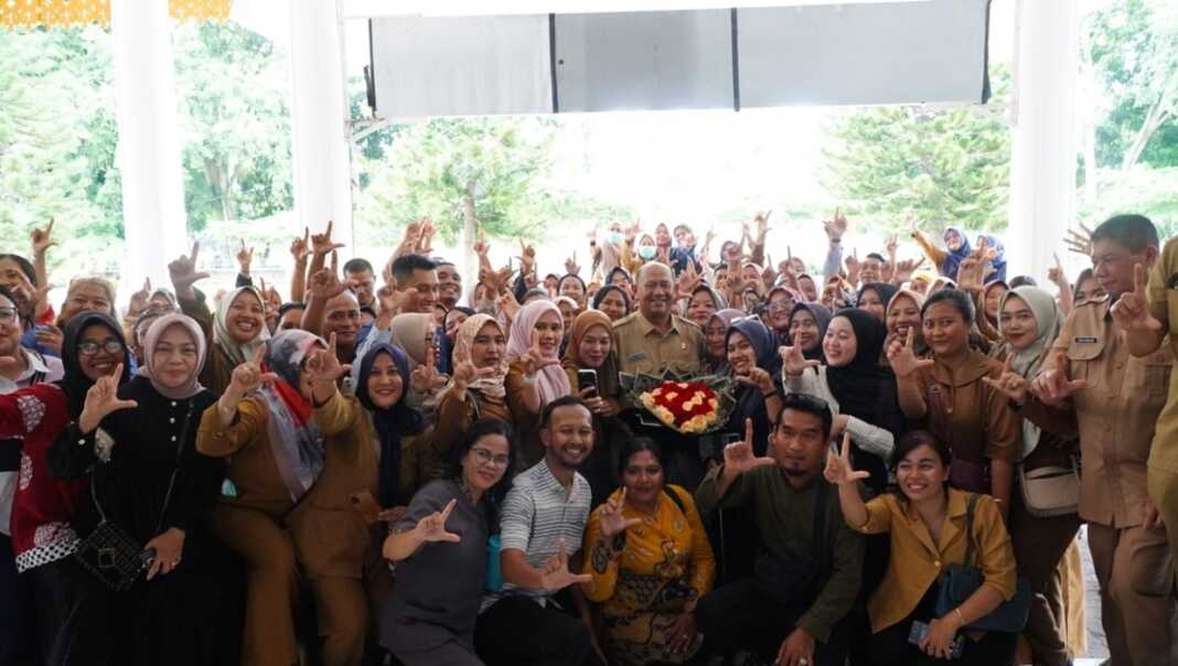 BERSAMA: PPPK Paruh Waktu Tenaga Kesehatan saat foto bersama dengan Bupati Langkat, Syah Afandin.(Diskominfo Langkat/Sumut Pos)