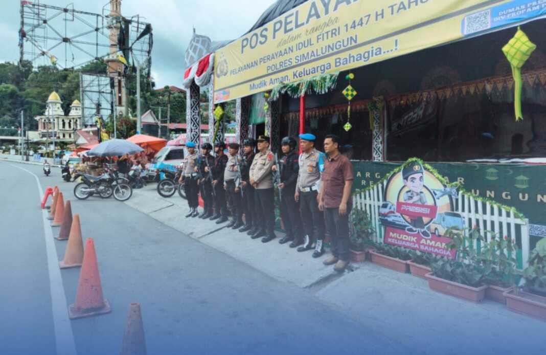 SIAGA: Personel Satbrimob Polda Sumut saat amankan tempat daerah wisata di Parapat, Simalungun. (Istimewa/Sumut Pos)