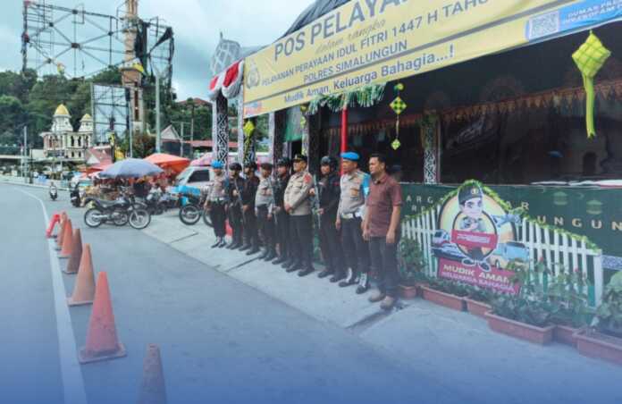 SIAGA: Personel Satbrimob Polda Sumut saat amankan tempat daerah wisata di Parapat, Simalungun. (Istimewa/Sumut Pos)