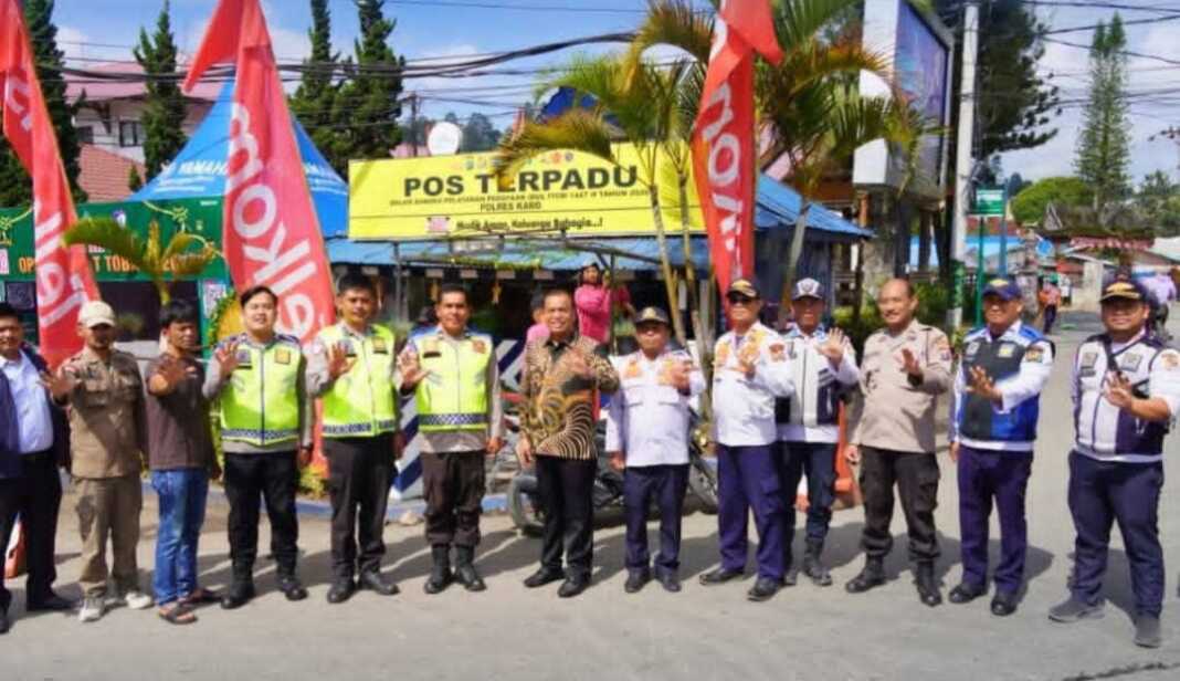 CEK: Bupati Karo mengecek pos terpadu pelayanan Polres Tanahkaro, Jumat (13/3).