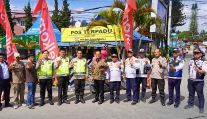 CEK: Bupati Karo mengecek pos terpadu pelayanan Polres Tanahkaro, Jumat (13/3).