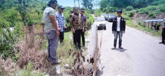 TINJAU: Bupati Karo, Antonius Ginting meninjau jalan dan drainase rusak di Desa Cintarakyat, kemarin.